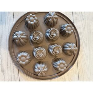 Pampered Chef Silicone Bakeware Floral‎ Muffin Mold Cupcake Pan